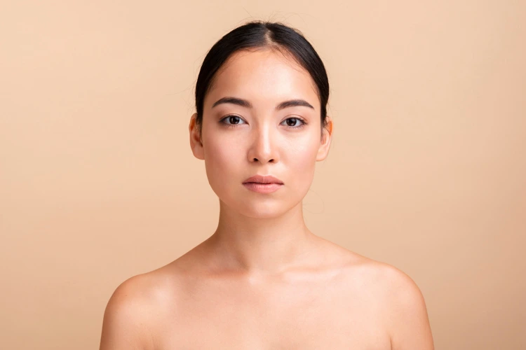 Lady with beautiful complexion and full cheeks posing for a photo shoot.